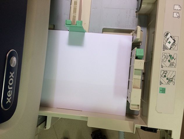 nạp giấy vào khay máy photo